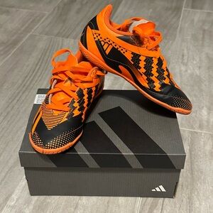 Indoor soccer shoes